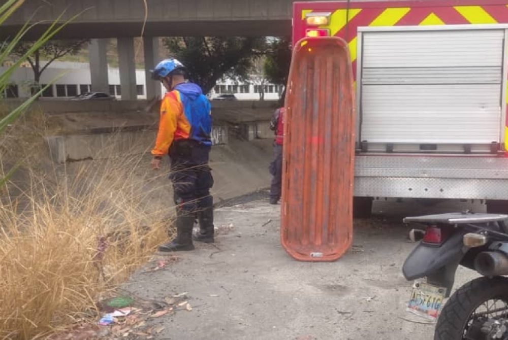 They recover the body of a man on the banks of the Guaire River