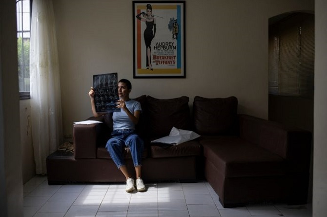 Conoce los desafíos diarios de quienes viven con esclerosis múltiple en Venezuela, luchando contra los "brotes" y la falta de medicamentos.