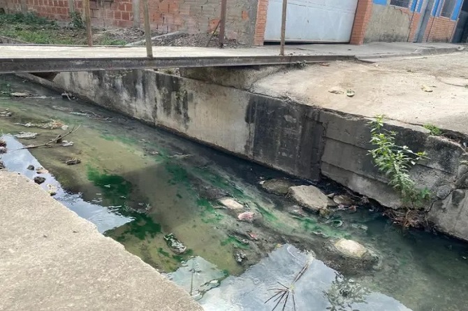 El colapso de la red de aguas servidas en Las Rosas de El Consejo genera olores putrefactos y riesgos para la salud.