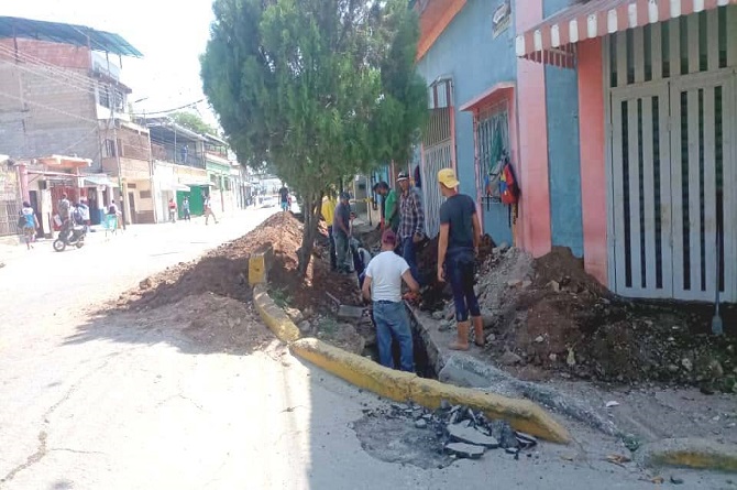 La alcaldía del municipio Revenga realizó la sustitución de 24 metros lineales de tuberías de aguas servidas en la Av Bolívar de El Consejo.