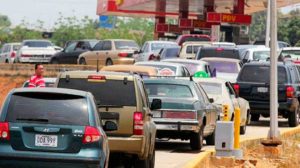 gasolina subsidio. Colas en una estacion