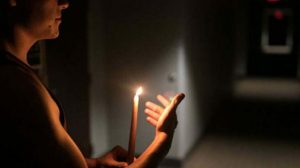 servicio eléctrico en venezuela. Una persona sostiene una vela