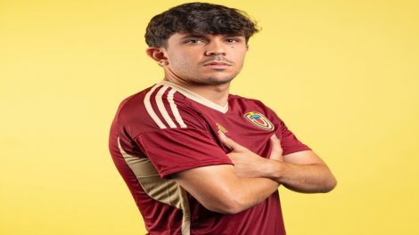 jugador de la vinotinto jon aramburu posa para sesion de foto