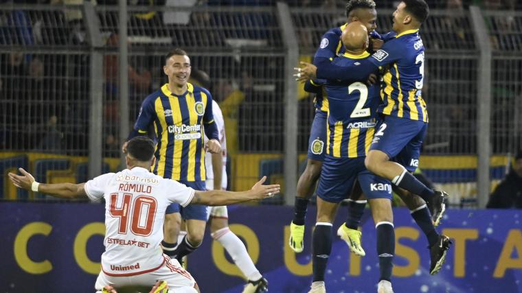 jugadores de rosario central argentina celebran un gol