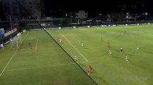 Imagen televisiva del trazado de lineas del "VAR" en juego de la primera division del futbol de Venezuela