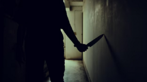 hombre empuña un cuchillo