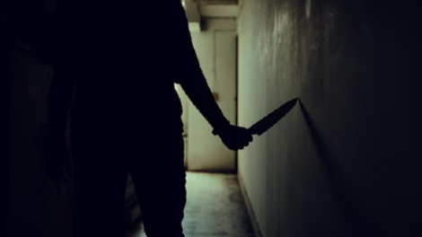 hombre empuña un cuchillo