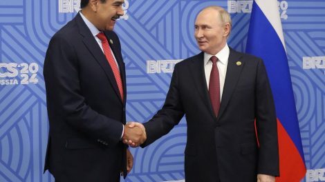 Putin y Maduro se saludan en una cumbre
