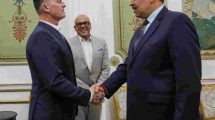 imagen del encuentro entre encuentro entre Richard Grenell y Nicolás Maduro. Ambos se dan la mano en el salón