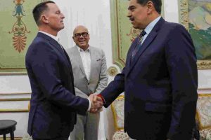 imagen del encuentro entre encuentro entre Richard Grenell y Nicolás Maduro. Ambos se dan la mano en el salón