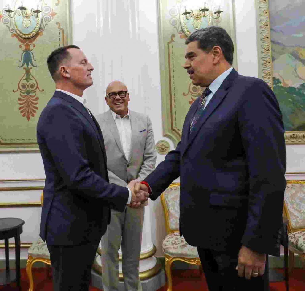 imagen del encuentro entre encuentro entre Richard Grenell y Nicolás Maduro. Ambos se dan la mano en el salón