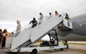 imagen de migrantes bajando de un avion en colombia