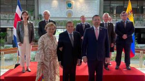 imagen de edmundo gonzalez con el presidente de costa rica