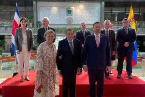 imagen de edmundo gonzalez con el presidente de costa rica