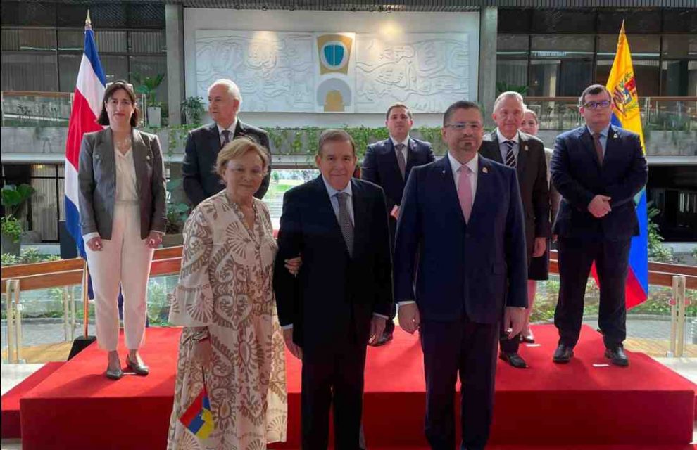 imagen de edmundo gonzalez con el presidente de costa rica