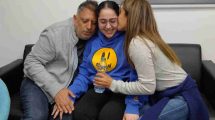 soldados israelíes liberadas por Hamás. Familia recibe a su hija