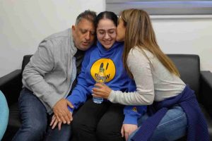 soldados israelíes liberadas por Hamás. Familia recibe a su hija