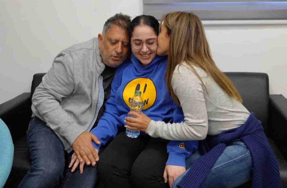 soldados israelíes liberadas por Hamás. Familia recibe a su hija