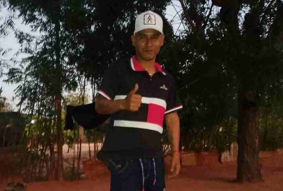 Alias "Julito" posa en una foto