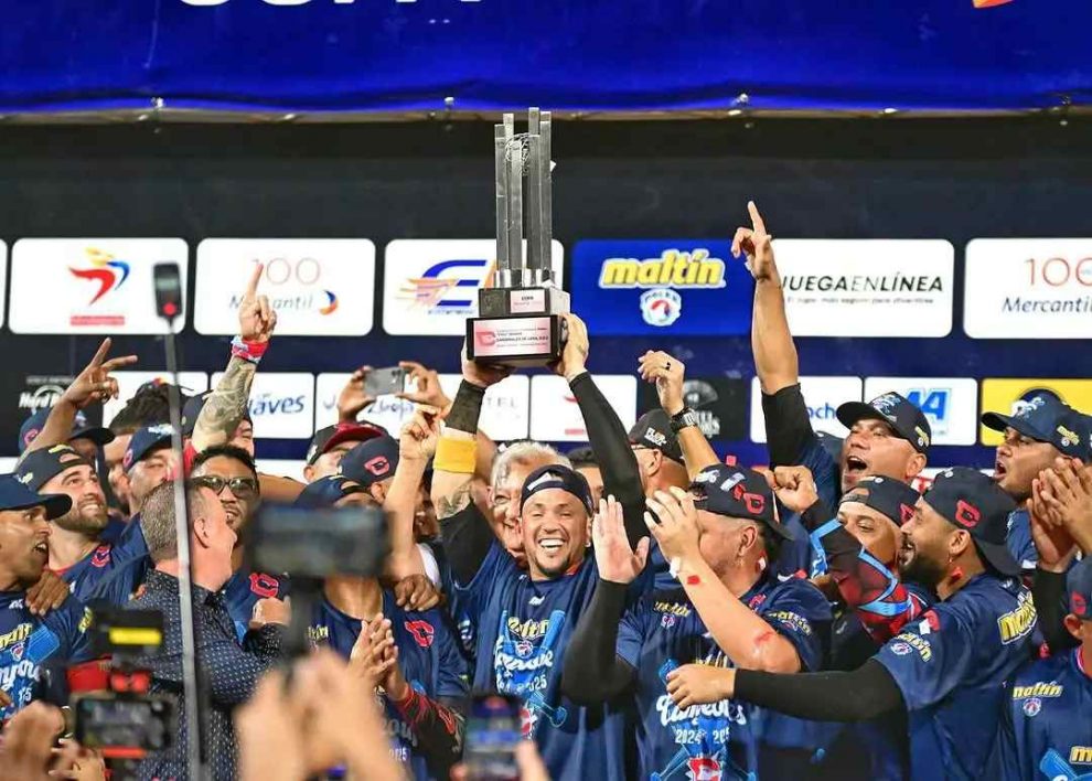 cardenales de lara levanta titulo de campeon