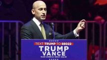 imagen de Stephen Miller asesor de trump en campaña