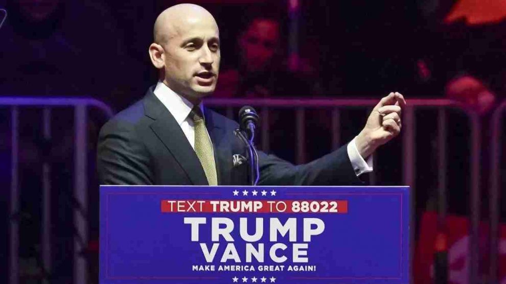 imagen de Stephen Miller asesor de trump en campaña