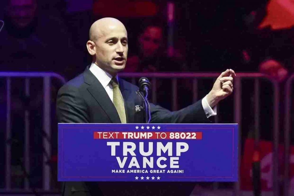 imagen de Stephen Miller asesor de trump en campaña