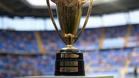 imagen de ai con trofeo de la conmebol