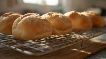 Pan casero recién salido del horno sobre una rejilla.