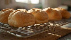 Pan casero recién salido del horno sobre una rejilla.