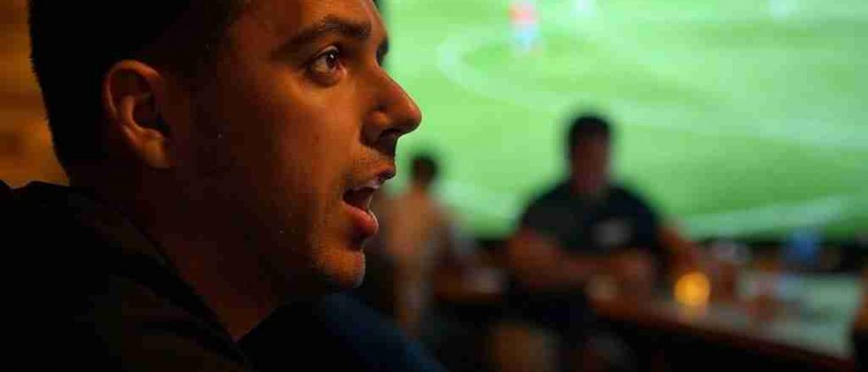 Una imagen vibrante y dinámica de un estadio de fútbol iluminado durante un partido de la UEFA Champions League. Se destacan jugadores en acción, con camisetas representativas de equipos como Manchester City, Juventus, PSG, Real Madrid y Barcelona. El ambiente es intenso, con fanáticos animando en las gradas, fuegos artificiales en el fondo y el icónico trofeo de la Champions brillando en el centro. La imagen debe transmitir emoción, competencia y la importancia de esta jornada clave en la fase de liga.