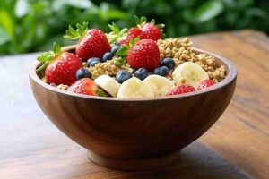 Una imagen vibrante y atractiva de un açai bowl servido en un tazón rústico de madera, decorado con frutas frescas como fresas, plátano, arándanos y granola. El fondo muestra un ambiente natural con hojas verdes, evocando la selva amazónica. Los colores deben ser intensos y llamativos, resaltando el morado profundo del açai. La imagen debe transmitir salud, frescura y energía, ideal para una publicación sobre los beneficios de este súper alimento.