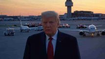 Una imagen dramática del Aeropuerto Nacional Ronald Reagan en Washington D.C., con una torre de control en el fondo y un avión de American Eagle en la pista. En el cielo, un helicóptero Black Hawk se muestra en una trayectoria descendente, sugiriendo el momento previo al accidente. La escena debe reflejar tensión y urgencia, con luces de emergencia en la pista y vehículos de rescate en movimiento. En la parte inferior, una representación de Donald Trump con un gesto serio, destacando su crítica a la gestión de la Torre de Control en la tragedia.