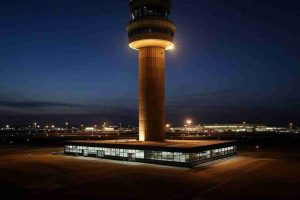 imagen torre de control de noche