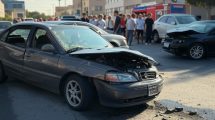 Una escena de un accidente de tránsito en la avenida Los Aviadores al amanecer. En la imagen, se observa una motocicleta caída en el asfalto, con señales de impacto, mientras un grupo de paramédicos atiende a una víctima en el suelo. Un vehículo se aleja en la distancia, sugiriendo la fuga del conductor responsable. La iluminación tenue de la mañana y el ambiente de emergencia transmiten la gravedad del incidente. Presencia de patrullas policiales y una ambulancia en el fondo, con conos de seguridad delimitando la zona del accidente.