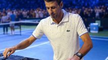 Imagen de AI con un Novak Djokovic siendo Dj en un partido de tenis