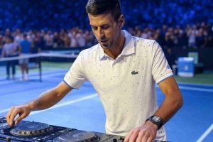 Imagen de AI con un Novak Djokovic siendo Dj en un partido de tenis