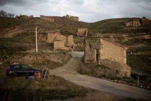 Refugiados venezolanos rescatan pueblo abandonado en España