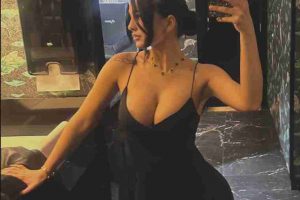 Claudia Bavel se toma una foto en un baño