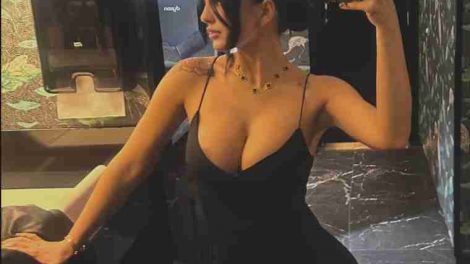 Claudia Bavel se toma una foto en un baño