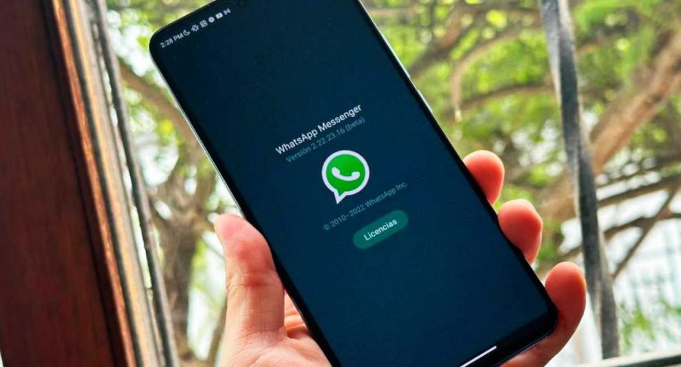 Teléfono con logo de whatsapp