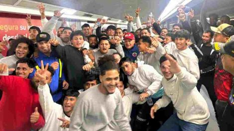 repatriados conviasa posan en la foto con Diosdado Cabello