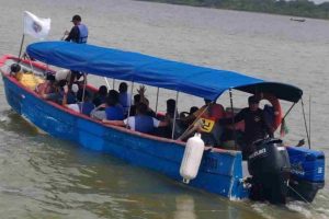 Lancha de Panamá con migrantes