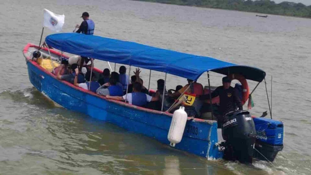 Lancha de Panamá con migrantes