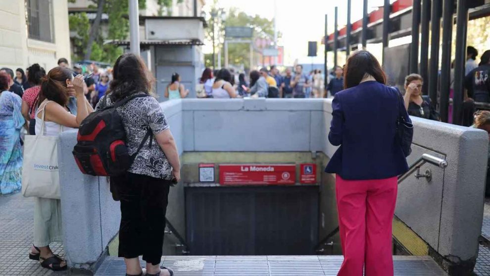 Imagen del momento del apagón y los estragos que causó de día en las ciudades más populosas de Chile