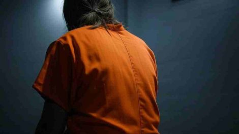 Mujer detenida en una celda. Ai