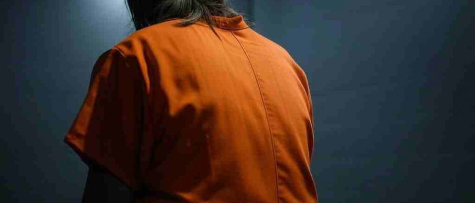 Mujer detenida en una celda. Ai