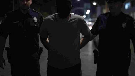 policia detiene a un hombre