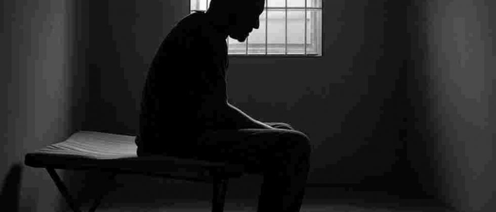 silueta sujeto preso en su celda