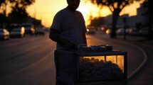 silueta de un vendedor informal en la calle